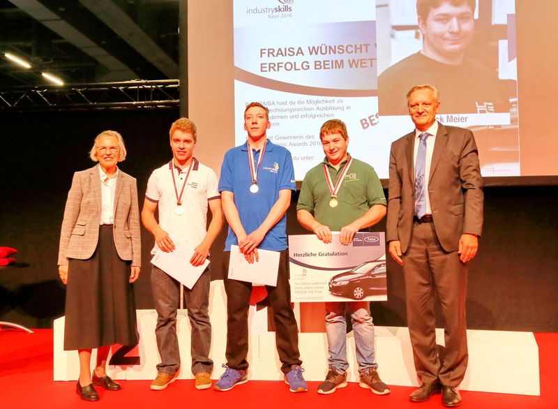 Die Gewinner in den drei Disziplinen bei den Polymechniker (Automation/Drehen/Fräsen) erhielten von der Stiftung Josef Binkert AG je 13000 CHF für ihre Ausbildung. Zudem erhielt der Gewinner in der Disziplin Drehen von der Firma Fraisa ein Auto für ein Jahr. (Anne Richter / SMM)