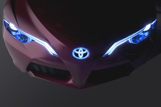 Futuristisches Konzept: Der trapezförmige Kühlergrill wird durch einen tiefgezogenen Spoiler und flügelförmige Frontleuchten betont. (Toyota)