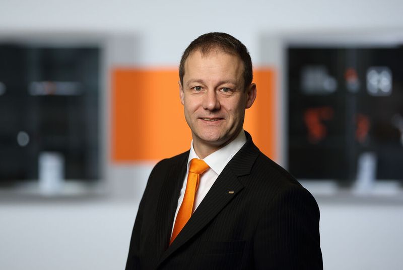 Steffen Günther, Business Development Manager Machine Tools, Kuka: „Grundsätzlich haben wir gute Erfahrungen damit gemacht, wenn kleine Unternehmen oder Mittelständler, die wenig oder keine Erfahrung mit Automatisierung haben, zunächst einmal klein anfangen.“ (Bild: Kuka)