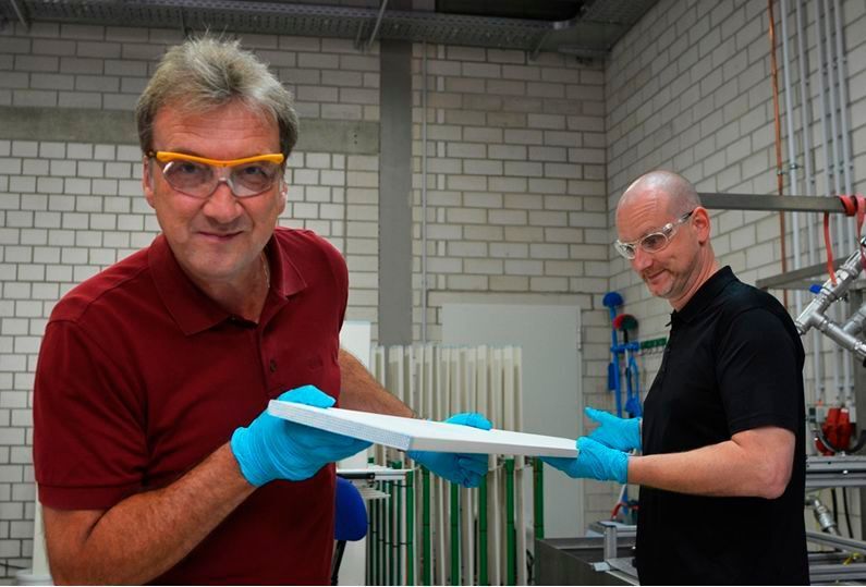 Bernhard Bischof und Christian Göbbert (v.l.), Geschäftsführer von Nanostone Water, mit einem Filterelement. Das Unternehmen mit Sitz in Halberstadt entwickelt und produziert keramische Nanotechnologie-Wasserfilter. 
 (IMG Sachsen-Anhalt / Dana Toschner)