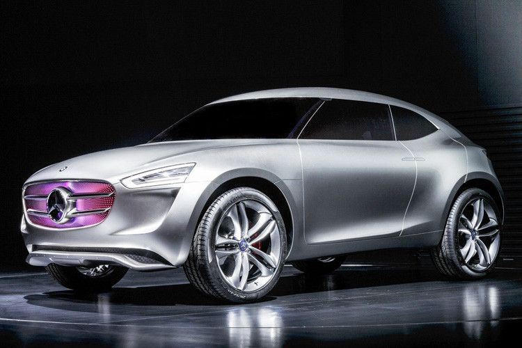 Die hohe Bodenfreiheit in Verbindung mit weit nach außen gerückten Achsen belegen schon optisch die SUV-Talente des 4,10 Meter langen Kompaktmodells. (Foto: Daimler)