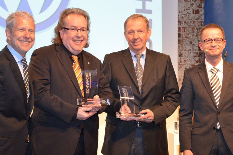 Volkswagen belegt erneut den 1. Platz bei den Volumenfabrikaten. Emmerich Engels (li.) als Vertreter des Herstellers und Wolfgang Volpert vom VW/Audi-Händlerverband nahmen die Auszeichnung entgegen. (Foto: Preising)