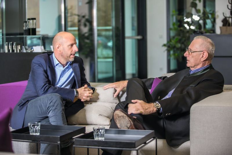 Mit RECOM Power auf Erfolgskurs: Die Firmenchefs Karsten Bier (links) und sein Vater Horst in der neuen Unternehmenszentrale in Gmunden, Österreich. (Bild: RECOM Power)