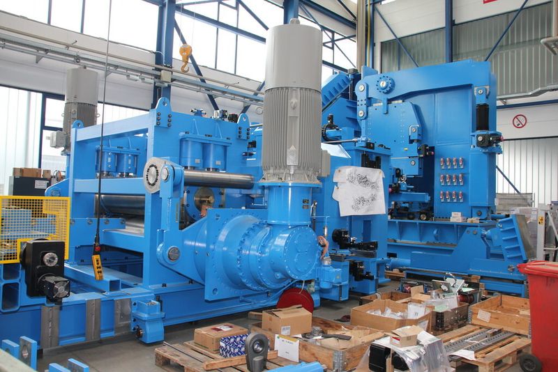 Bereits 1997 hat Kinkele Spiralrohrmaschinen gebaut. Alle blauen Konstruktionsteile sind von Kinkele. Der Auftragsfertiger wäre in der Lage binnen 6 Monate so eine komplette Anlage herzustellen, vorausgesetzt der Kunde hat bereits alles wie beispielsweise Zeichnungen soweit fertig. (Bild: Sonnenberg)