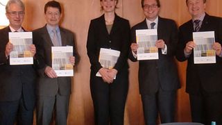 Wollen mit dem Indien-Praxisleitfaden gemeinsam den deutschen Unternehmen helfen: Ulrich Ackermann (VDMA), Johannes Kirsch (ZVEI), Stephanie Küch (GTAI), Klaus Friedrich Maier (M+V) und Oliver Wack (VDMA). Bild: ZVEI (Archiv: Vogel Business Media)