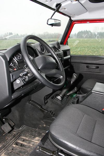 Bei aller äußeren Größe geht es vorne eng zu. Die Sitze sind sehr nah an die Tür gerückt, was im Gelände natürlich nur vorteilhaft ist. (Foto: auto-medienportal.net)