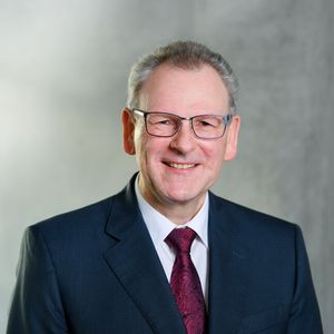 Der Anlagenbauer Dürr bekommt einen neuen Finanzchef: Dietmar Heinrich wird mit Wirkung zum 1. August 2020 in den Vorstand berufen und übernimmt als Finanzvorstand die Nachfolge von Carlo Crosetto, der Dürr im Februar 2020 nach drei Jahren auf eigenen Wunsch verlässt. Dietmar Heinrich ist derzeit noch Finanzvorstand des Automobil- und Industriezulieferers Schaeffler. Er wird zusammen mit Ralf W. Dieter (Vorsitzender), Pekka Paasivaara und Jochen Weyrauch den Vorstand von Dürr bilden. 

In seiner neuen Funktion bei Dürr übernimmt Heinrich die Verantwortung für die Bereiche Finanzen und Controlling, Investor Relations, Risikomanagement, Recht, Global Sourcing Non-Production Material und Corporate Social Responsibility.

Der 56-Jährige studierte Wirtschaftsingenieurwesen an der Universität Karlsruhe. Seine berufliche Laufbahn startete er im Oktober 1990 bei Alfred Kärcher im Controlling. 1995 trat er in die Schaeffler Gruppe ein und hatte dort seither unterschiedliche Führungs- und Managementpositionen im In- und Ausland inne. Ab 2014 war er als Regional CEO Europa tätig, bis er im August 2017 die Position des Finanzvorstands bei Schaeffler übernahm.