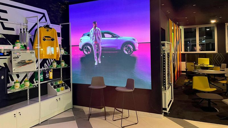 Innen gibt es digitale Flächen. (Bild: Renault)