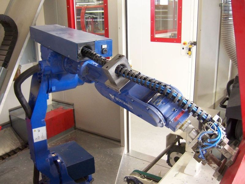 Durch den Rückholmechanismus/Pull-Back-Unit werden Energieführung und verlegte Leitungen geschützt und Stillstandszeiten wesentlich minimiert (Archiv: Vogel Business Media)