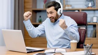 B2B-Auktionsunternehmen wollen Angebot und Nachfrage gut aufeinander abstimmen. Das könnte bei der Vermarktung von gebrauchten E-Fahrzeugen vorteilhaft sein. (Bild: © liubomir – adobe.stock.com)