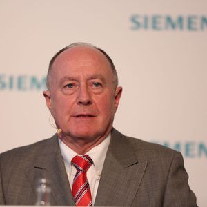 "Mit den von Siemens angebotenen Software-Tools, Kommunikationslösungen, Sicherheitskonzepten und -lösungen sowie einer offenen Plattform für datenbasierte Services können produzierende Unternehmen bereits heute in zukunftsfähige Automatisierungslösungen zur schrittweisen Realisierung von Industrie 4.0-Lösungen investieren", so Huber. "Durch die Digitalisierung haben sie die Möglichkeit, ihre Wertschöpfungsprozesse enorm zu beschleunigen und damit ihre Produkte deutlich schneller und effizienter zu entwickeln, zu produzieren und auf den Markt zu bringen."