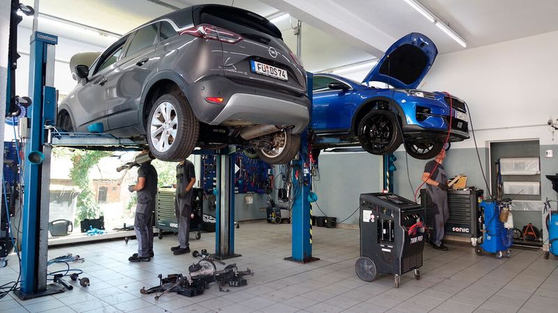 Und die anderen Marken? Die werden nicht gezielt beworben, aber auch nicht weggeschickt. Man sagt den Besitzern jedoch ehrlich, dass man nicht alle Reparaturen ausführen kann. Mit dieser Spezialisierung und mit seinem erfolgreichen, ganz bewusst auf die Bedürfnisse der Privatkunden seiner Umgebung abgestimmten Marketing hat das Autohaus Heinrich die Jury beeindruckt. (Bild: Schreiner – VCG)