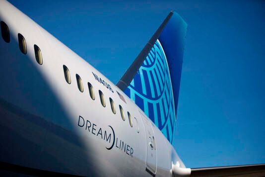 Schatten legen sich über die ambitionierten Bauvorhaben für Boeings Dreamliner. Denn nach einer jahrelang andauernden Krisenzeit und mehreren Pannen liegt die Produktion nun auf Eis. Boeing will zunächst andere Problemstellen aus der Welt schaffen.(Bild:  Die Presse)