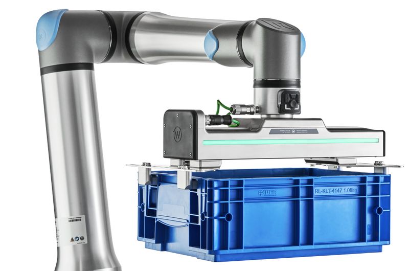 Der neue UR17g-1300 mit einem Greifer von Weiss Robotics. (Bild: UR)