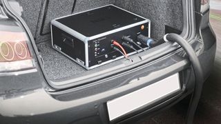 Der Testo Nanomet 3 eignet sich zur mobilen Messung im Fahrzeug. (Testo)