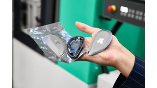 La superficie di alta qualità del coperchio della chiave radiocomandata, realizzata in PC/ABS riciclato, viene ottenuta mediante la tecnica IMD con pellicola e l’utilizzo di stampi strutturati. Il pezzo stampato a iniezione, ritagliato in forma rettangolare insieme alla pellicola, viene fresato in una stazione successiva per ottenere il profilo finale desiderato. (Bild: Arburg)