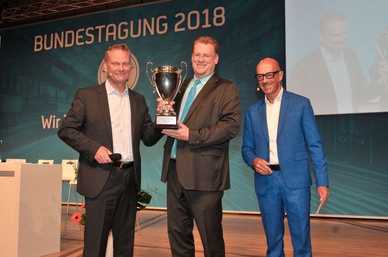 Völlig unabhängig vom Kalligraphen ging ein weiterer Ehrenpreis für wirkungsvolle Pressearbeit im Kfz-Gewerbe an Carsten Beuß, Hauptgeschäftsführer des Landesverbands Baden-Württemberg.  (Bild: Zietz/»kfz-betrieb«)