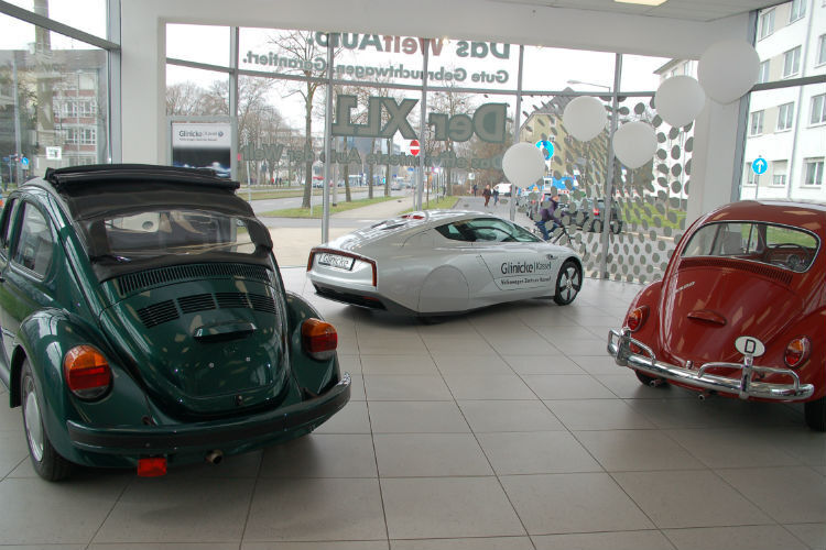 Neben dem futuristischen 1-Liter-Auto XL1 locken auch die alten Käfer Kunden ins Autohaus. (Foto: Schwickal)