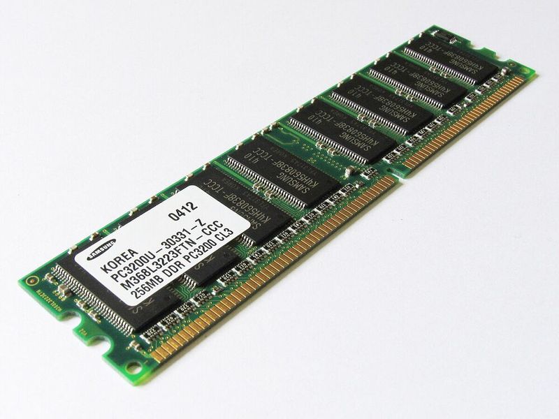 Samsung DDR-RAM PC3200U - 400 MHz - mit 256MB Kapazität. (Bild: CrazyD via Wikimedia Commons)