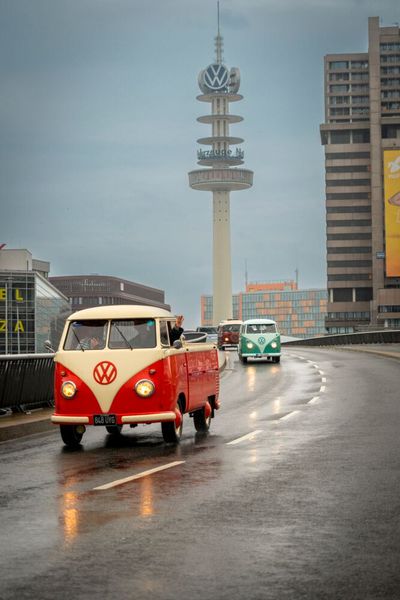 75 Fahrzeuge fuhren vom VW-Nutzfahrzeuge-Werk in Stöcken zum Messegelände in Hannover. (Bild: Volkswagen Nutzfahrzeuge)