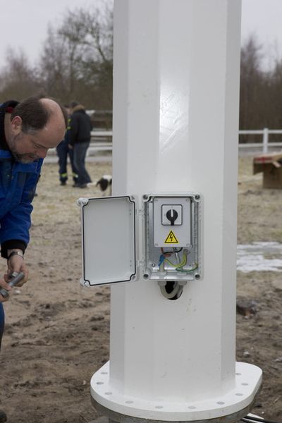 Aksel Sixhøj legt letzte Hand an bei der Montage des externen, vom Einspeiseumrichter angesteuerten Lastwiderstands der Windanlage.  (Bild: Sieb & Meyer)