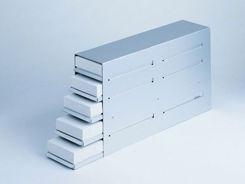 3 Racks mit Gleiteinschüben ermöglichen eine schnelle, gezielte Probenentnahme. Dadurch werden die Proben nur so kurz wie unbedingt nötig der Umgebungstemperatur ausgesetzt und so die Energieeffizienz gesteigert. (Archiv: Vogel Business Media)