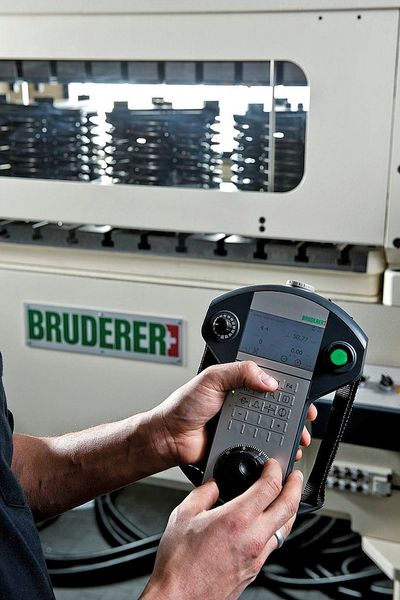 Alle Funktionen sind in der Handsteuerung vereint. Deshalb ist eine einfache Bedienung gegeben, womit der BSTA 510 äußerst sensibel gefahren wird. (Bild: Bruderer)