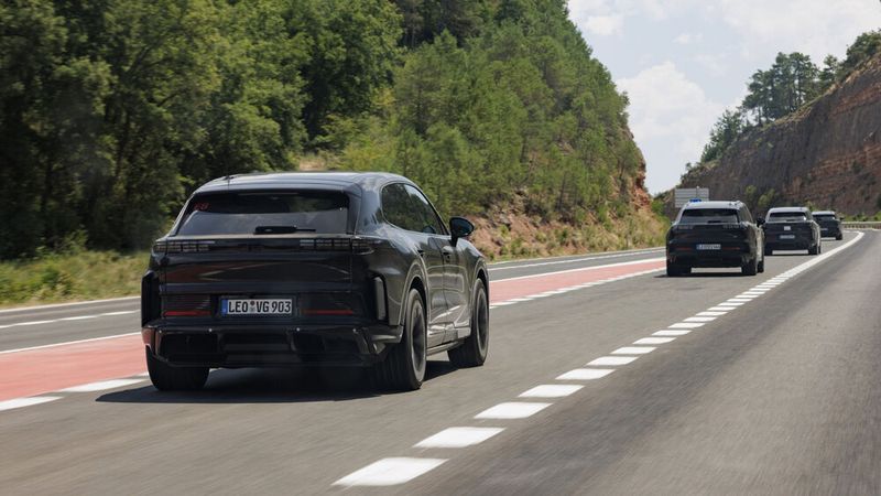 Zunächst sind drei Motorvarianten vorgesehen. Der Turbo wird das Spitzenmodell sein und deutlich über 1.000 PS auf die Straße bringen.  (Bild: Porsche)