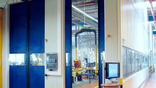 Da die Tore seitlich öffnen, steht sofort die gesamte Durchfahrtshöhe zur Verfügung. (Butzbach)