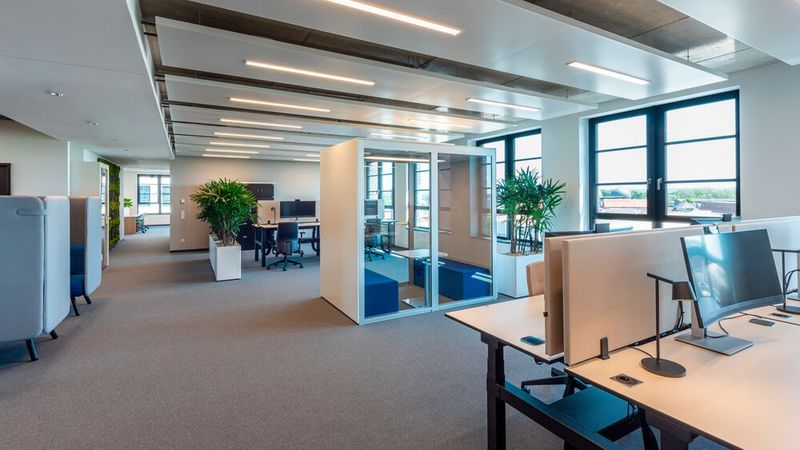 Am neuen Hauptsitz setzt Renault künftig auf das Shared-Desk-Prinzip ohne fest zugeordnete Schreibtische und bietet Mitarbeitern die Möglichkeit, anteilig im Homeoffice zu arbeiten.  (Bild: Renault)