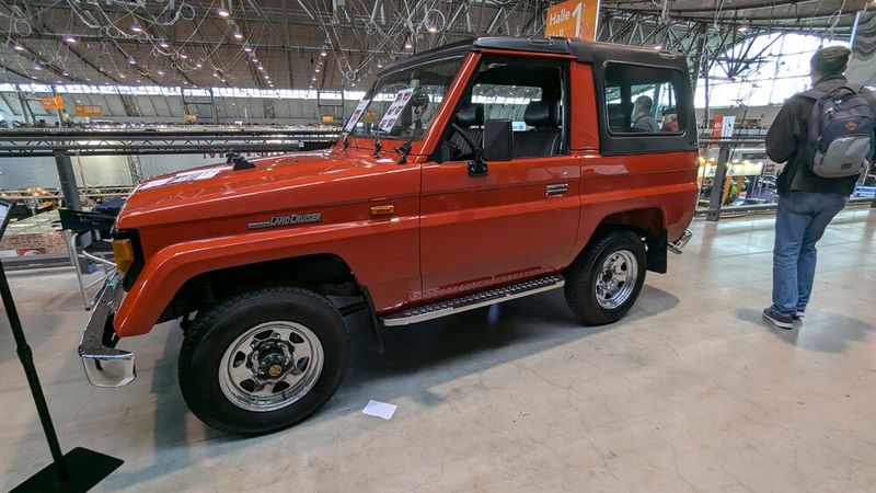 Das schnee- und regenarme Spanien bringt auch Klassiker wie diesen Land Cruiser hervor. Für 26.900 Euro konnte man neuer Eigentümer dieses 2,4-Liter-Diesel-Cabrios werden. (Bild: Dominsky – VCG)