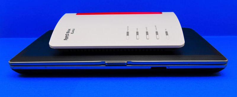 Abbildung 29: Der schier unkaputtbare 11n-WiFi-4-Dell-Latitude-E6520-Laptop aus dem Jahre 2012 wiegt sportliche 3 kg und hatte schon damals das Vergnügen, mit Windows XP an der FRITZ!Box 7390 (!) surfen zu dürfen. Auch 2021 bringt er derweil mit Windows 10 an der AVM FRITZ!Box 6660 Cable noch genug Speed zum brauchbaren Mailen und Internet-Surfen. (Bild: Harald Karcher)