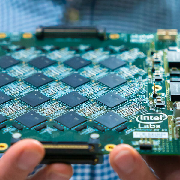 Eines der Nahuku-Boards von Intel, von denen jedes acht bis 32 neuromorphe Intel Loihi-Chips enthält.