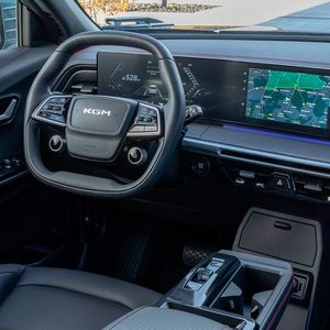Im Innenraum übertreibt es KGM es stellenweise und findet keine vernünftige Balance zwischen Haptik und Digitalisierung.(Bild:  KGM)