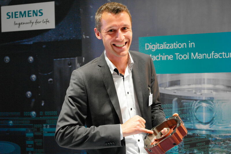 Siemens-Experte Björn Rosenbaum erläutert die Vorteile der Software Analyze MyWorkpiece/Toolpath anhand eines Motorlagerschildes. (Reinhold Schäfer)