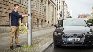 Die Fahrzeuge könnten während der Anschlusszeit auch zu smarten Speichern im Netz werden. Siemens hat sich an Ubitricity beteiligt, da die Technologie an der Schnittstelle zwischen Elektrifizierung, Digitalisierung und intelligenten Stromnetzen gleich mehrere der Siemens-Geschäftsaktivitäten verbindet. (Ubitricity)