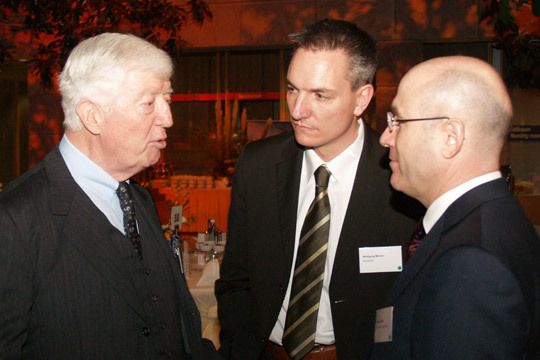 Der aktuelle ZDK-Präsident Robert Rademacher fachsimpelte mit Porsche-Deutschland-Chef Bernhard Maier und »kfz-betrieb«-Chefredakteur Wolfgang Michel. (Archiv: Vogel Business Media)