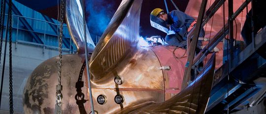 Nachdem die angeschlagene Meyer Werft mittlerweile über den größten Auftrag jubelt, entspannt sich auch die finanzielle Lage. Denn der Staat will dem Schiffsbauer mit einer dicken Finanzspritze mehr als eine Handbreit Wasser unter dem Kiel bescheren, so die dpa.(Bild:  Meyer Werft)