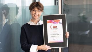 Anna Biesenthal mit der Siegerurkunde. (Bild: Car-Garantie)