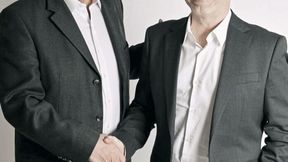 François Billig (à gauche) a transmis la direction générale du Groupe Acrotec à Didier Deltort, qui a pris ses fonctions de CEO le 2 mars 2026. (Source : Groupe Acrotec)