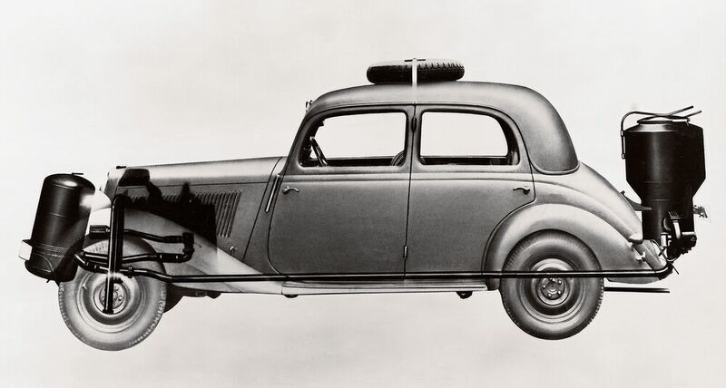 Holzvergaser-Anlagen wie bei diesem Mercedes 170 V waren umständlich zu bedienen. Trotzdem waren sie vor und während des Zweiten Weltkriegs weit verbreitet. (Mercedes-Benz)
