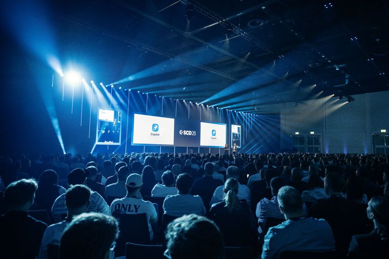 Gebannt verfolgten die Teilnehmer des SCD 2026 die vier Produktankündigungen: Shopware Nexus, Shopware Copilot, Shopware Payments und Experience Studio. (Bild: Shopware)