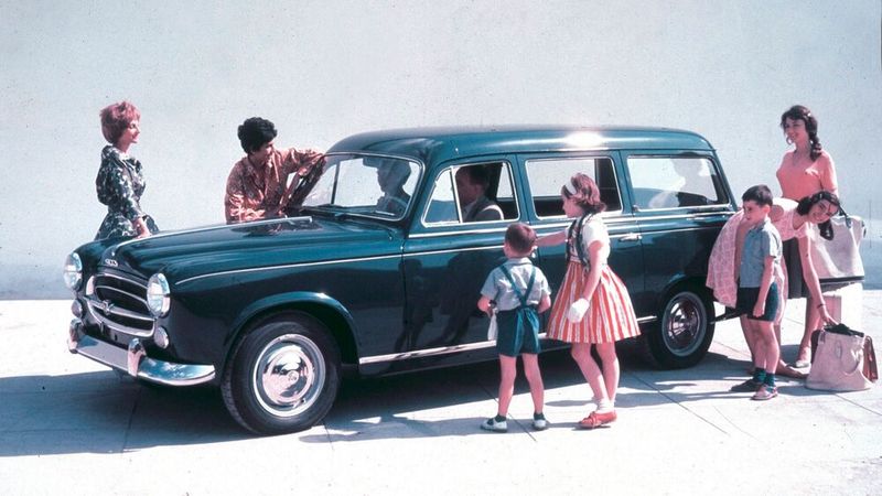 Französischer Volksheld: Peugeot popularisierte mit dem 403 ab 1959 die Idee des Diesel-Kombis für Familie und Freizeit. Ab 1959 war außerdem ein 1,9-Liter-Dieselmotor erhältlich. Nachdem schon in den 1930er Jahren erste Versuche mit Selbstzünder-Aggregaten unternommen worden waren, verkaufte Peugeot ab 1959 mit dem 403 erstmals einen mit einem Dieselmotor ausgerüsteten Personenwagen in großer Stückzahl. (Bild: Peugeot)
