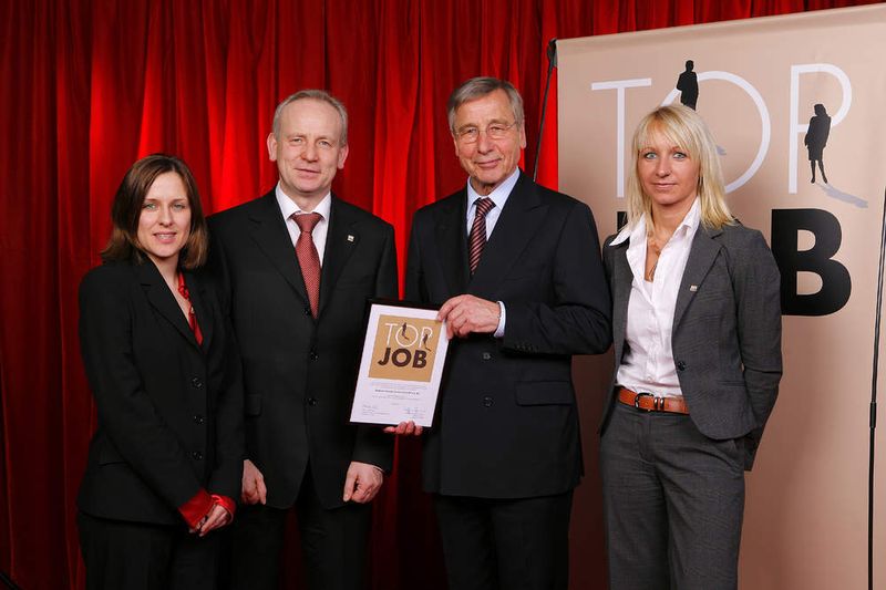 Kerstin Bohms, Human Ressource and Company Communications von Endress+Hauser Conducta, Manfred Jagiella, Geschäftsführer von Endress+Hauser Conducta, und Bundeswirtschaftsminister a. D. Wolfgang Clement, Mentor des Projekts Top Job sowie Helena Wolf, Personalreferentin bei Endress+Hauser  (Bild: compamedia)