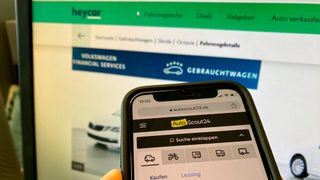 Konzerneigener Gebrauchtwagenvertrieb zur Verärgerung der Händler: Auch die Volkswagen-Finanzsparte verkauft Autos auf Heycar. Der Händlerverband hat vor diesem Hintergrund jetzt eine Kooperation mit Autoscout 24 besiegelt. (Bild: Achter – »kfz-betrieb«)