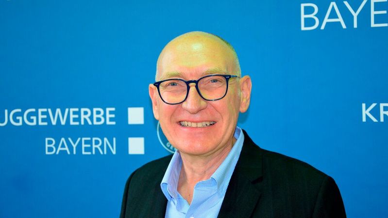 Günter Friedel, Präsident des bayerischen Kraftfahrzeuggewerbes, erwartet von der neuen Bundesregierung, die Interessen des Kfz-Handwerks, aber auch des Verbrauchers zu berücksichtigen. Autofahren müsse bezahlbar bleiben.(Bild:  Kfz-Gewerbe Bayern)