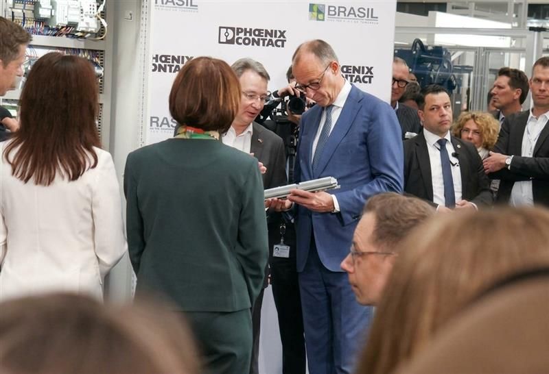 CEO Dirk Görlitzer erklärt Bundeskanzler Friedrich Merz am Stand von Phoenix Contact die effiziente Erstellung von Schaltschränken mithilfe des digitalen Zwillings.  (Bild: Ute Drescher/VCG)