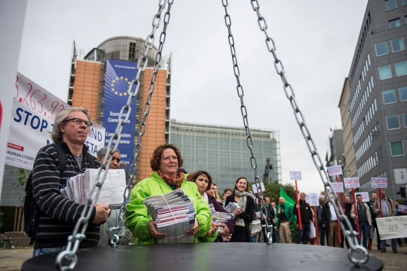 Foto der symbolischen Unterschriftenübergabe der Bürgerinitiative Stop TTIP in Brüssel. (Bild:  Stop TTIP/Alex GD/Collectif Krasnyi)