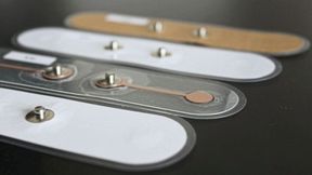 Elektroden aus Papier und Kupferpaste liefern vergleichbare Signalqualitäten wie der etablierte Goldstandard. Sie schneiden bei sämtlichen Umweltwirkungsanalysen deutlich besser ab. (Bild:  Screentec)
