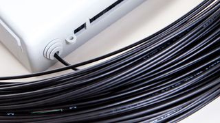 Ein APL mit einseitig vorkonfektioniertem Kabel für F2X. (LWL-Sachsenkabel)